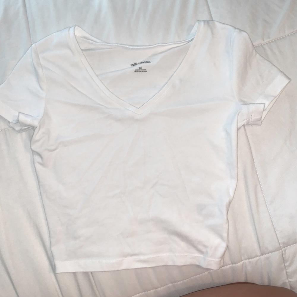 Basic white V-neck shirt sleeve shirt